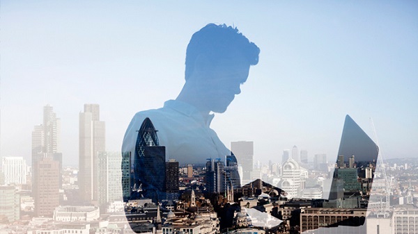 英镑兑美元汇率高位震荡，政策与经济前景引发关注